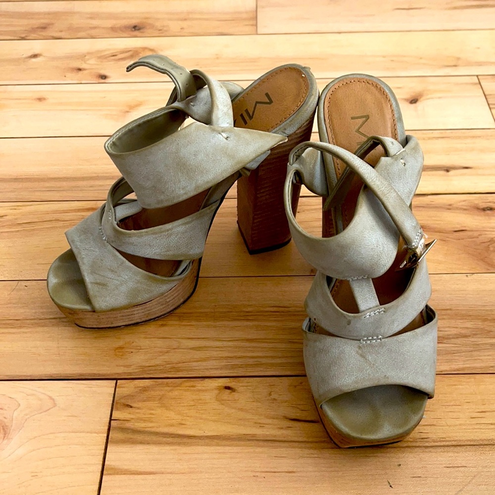 MIA heels in distressed gray